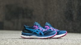 ASICS GEL-NIMBUS 23 – flagowy model biegowy w odświeżonym wydaniu LIFESTYLE, Sport - Marka ASICS wprowadza na rynek 23. edycję neutralnych butów dla entuzjastów biegania, preferujących długie dystanse – GEL-NIMBUS.