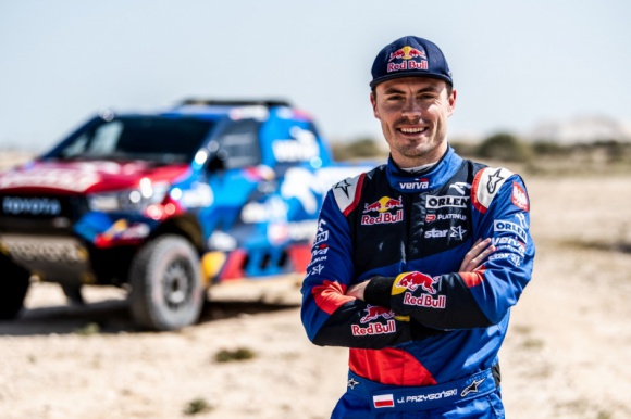 Kuba Przygoński o kultowym Rajdzie Dakar: Moim celem jest podium LIFESTYLE, Sport - To rajd, który uzależnia. Raz wystartujesz i chcesz tam wracać. To magnes. Co roku zawodnicy, mechanicy i dziennikarze chcą przeżyć przygodę i przetrwać jej trudy.